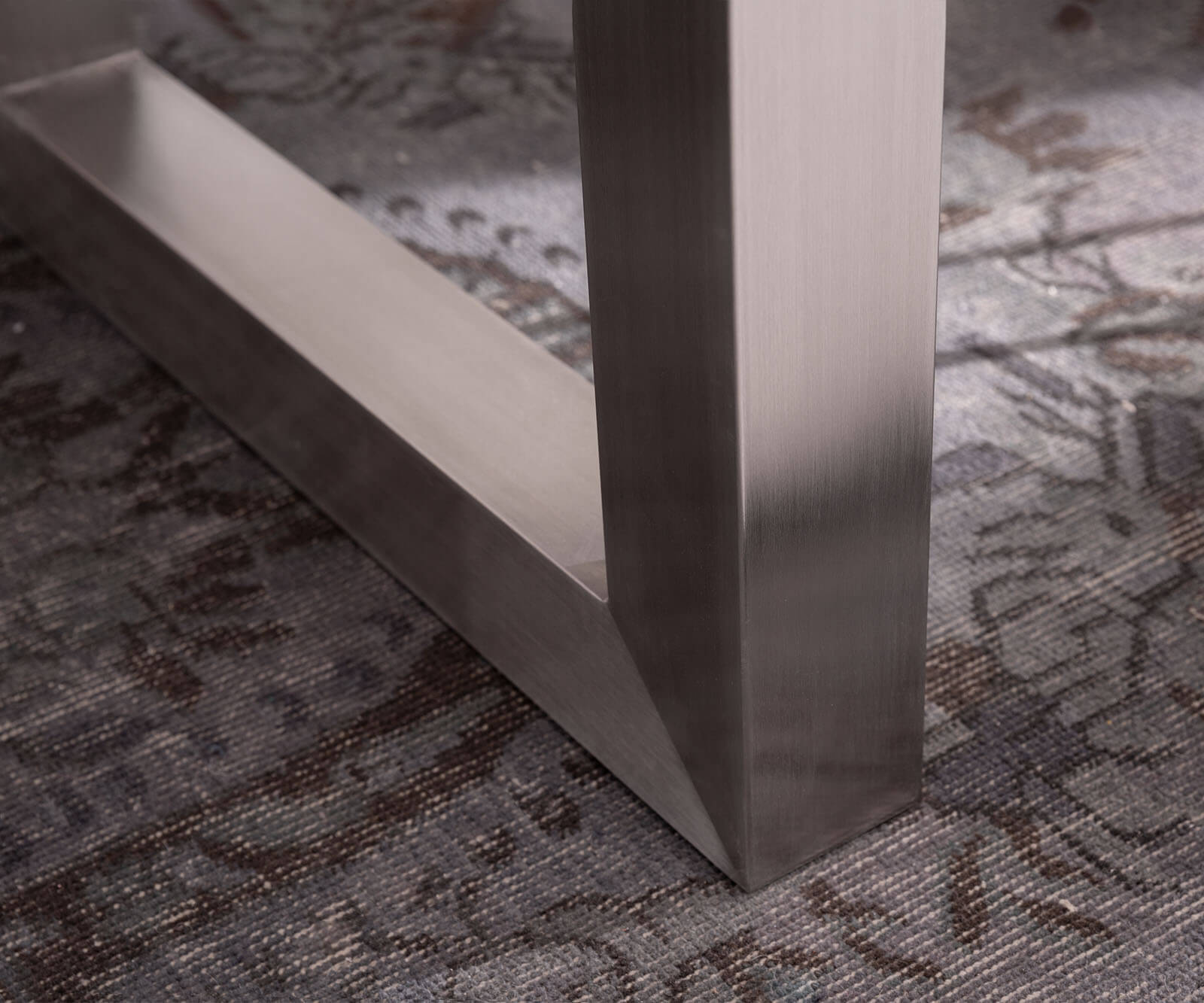 Jídelní stůl Edge 200x100 sheesham přírodní nerezová ocel široká podnož švýcarská hrana - Image 9