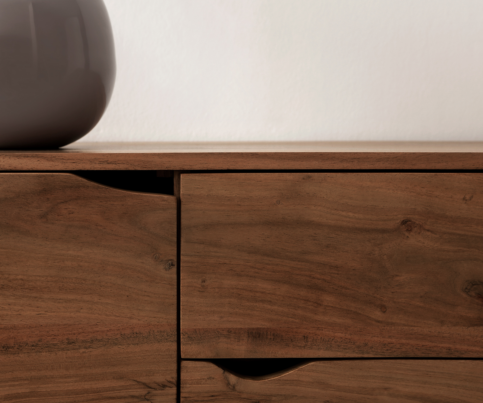 Komoda Loca 140x39 cm akácie hnědá 3 zásuvky 2 dvířka - Image 5