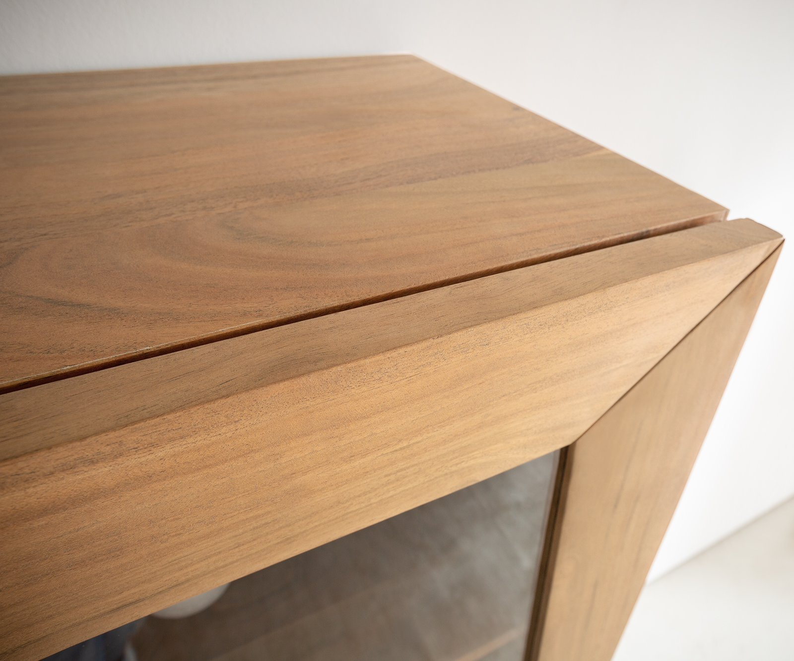 Szekrény Kayu 115x150 cm akác természetes 2 üvegajtós V alakú láb - Image 5