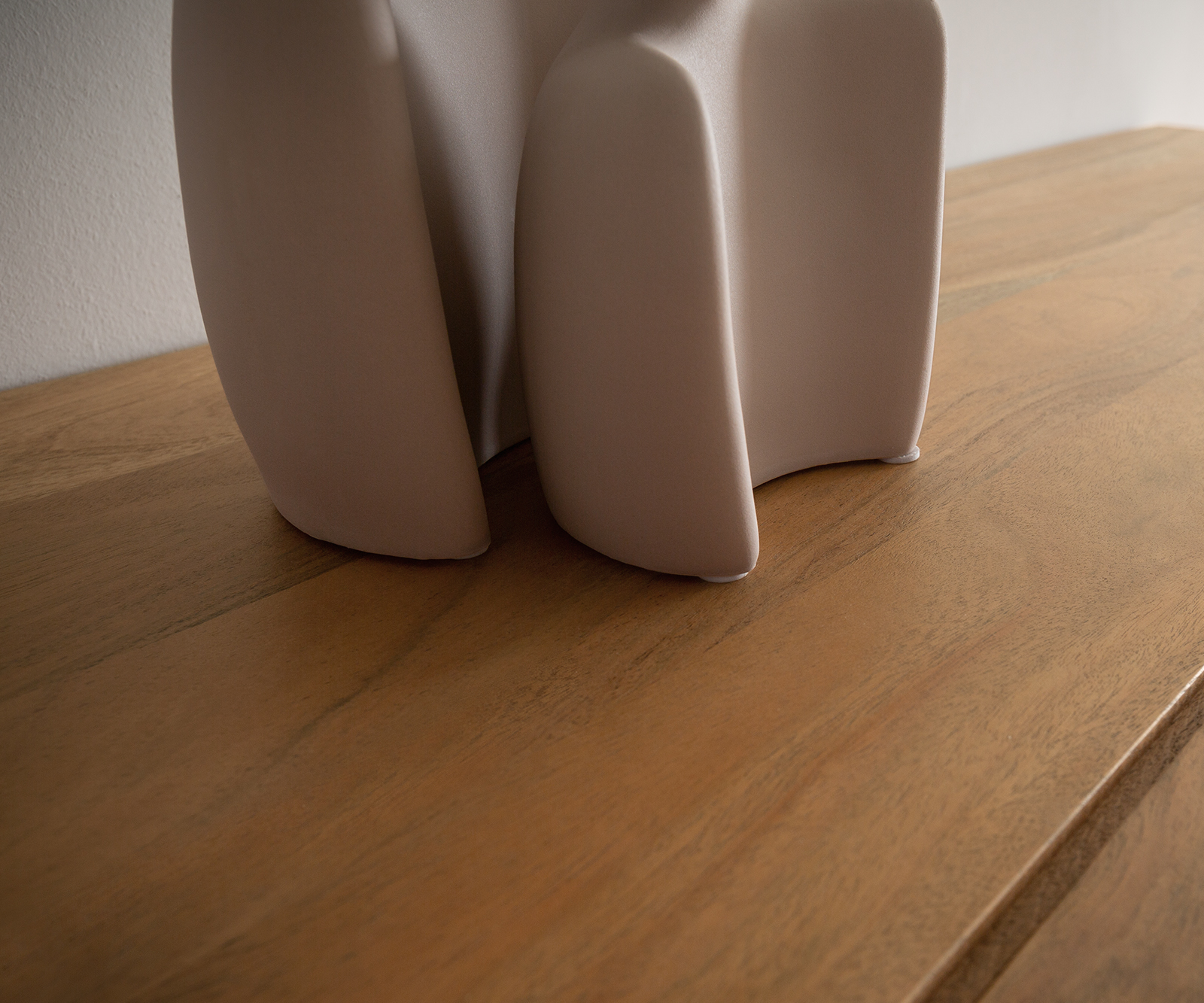 Szekrény Kayu 115x150 cm akác természetes 2 üvegajtós V alakú láb - Image 4