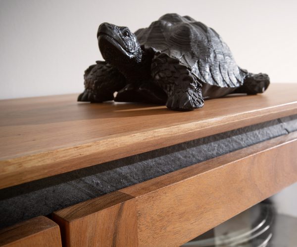 Üvegvitrin Stonegrace 115x150 akác természetes 2 ajtós 4 fiókos kőfurnér V láb - Image 4