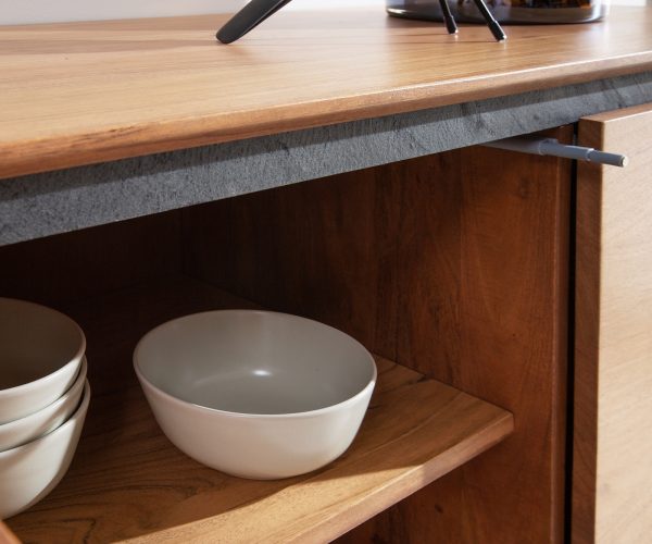 Komoda Stonegrace 175 cm přírodní akácie 3 dvířka 3 přihrádky kamenná dýha podnož ve tvaru "V" - Image 4