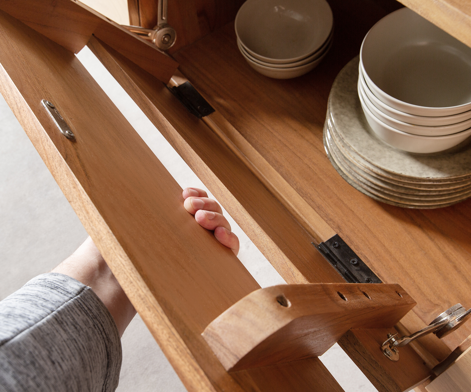 TV stolek Eloi 240x35 cm Akácie Přírodní 2 dvířka 2 zásuvky plovoucí - Image 5