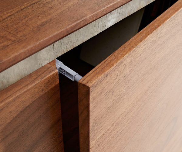 Komód Stonegrace 200 cm akác barna kőfurnér 4 ajtós "V" alakú láb fekete - Image 6