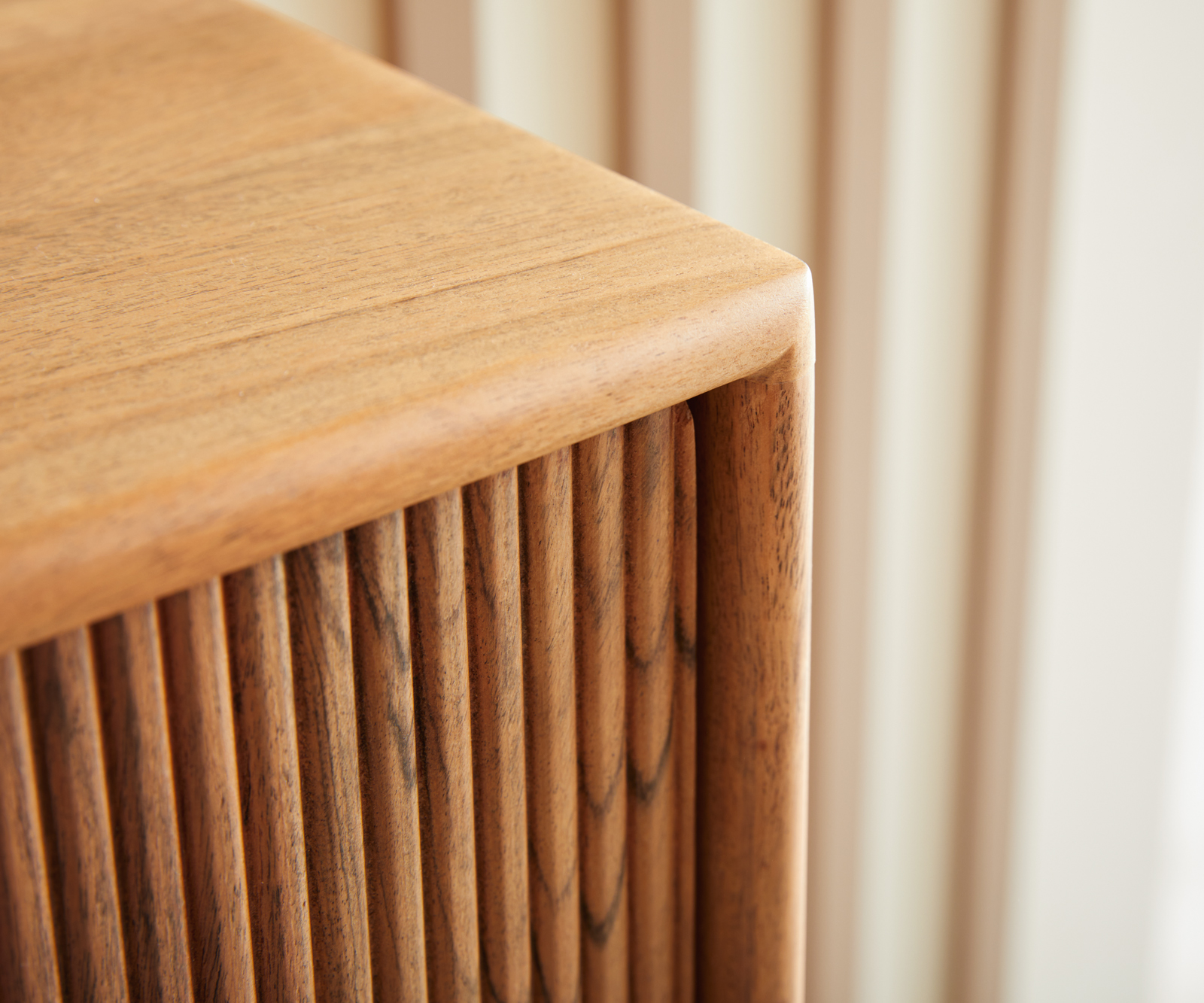 TV szekrény Surimu 200 cm akác világosbarna 4 ajtós parafa fogantyú fa lábak - Image 7