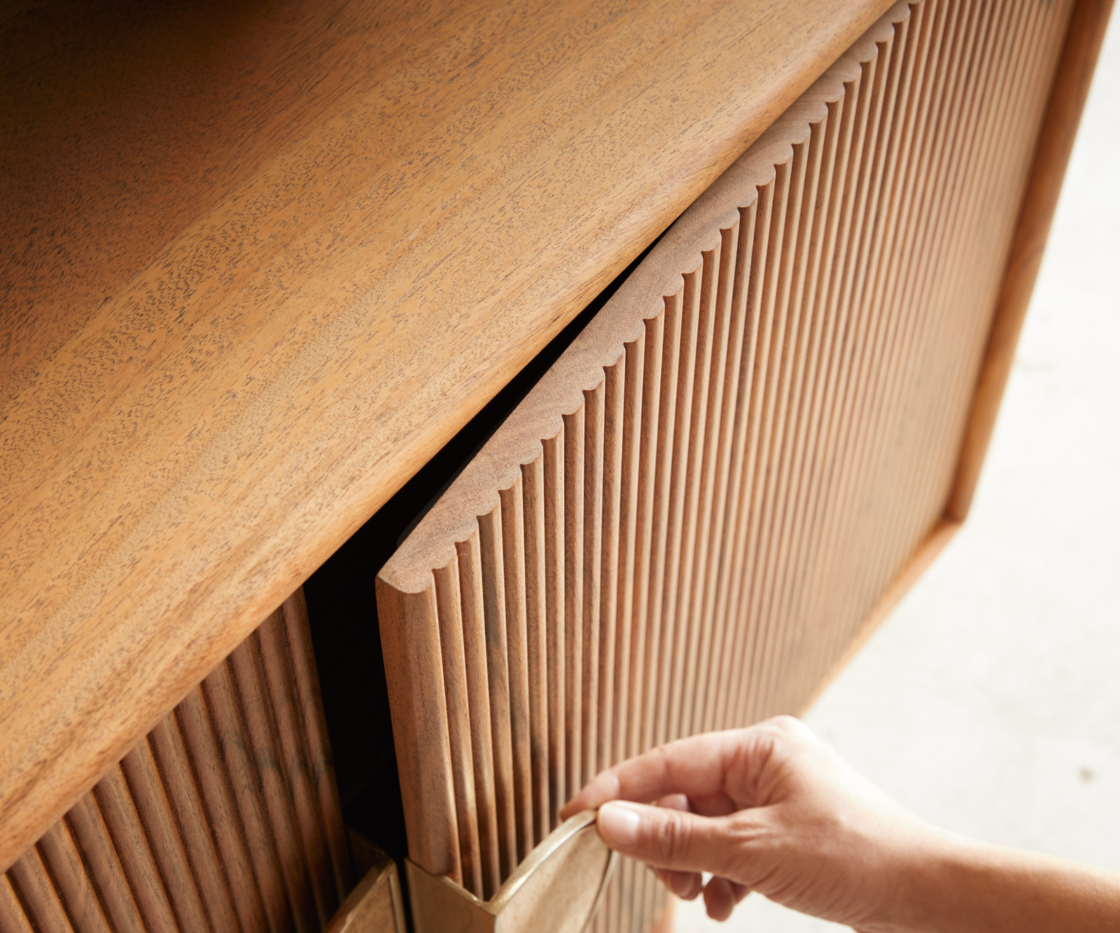 TV szekrény Surimu 200 cm akác világosbarna 4 ajtós parafa fogantyú fa lábak - Image 6