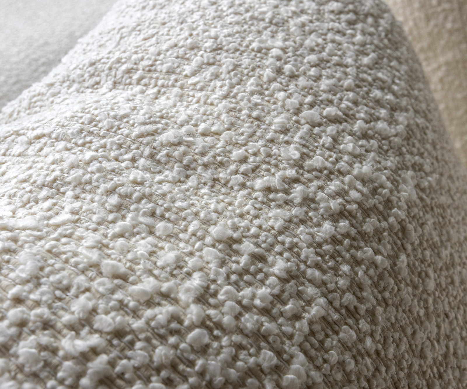 Nagy kanapé Estrea 410x155 cm bouclé krémfehér kerek kanapé - Image 5