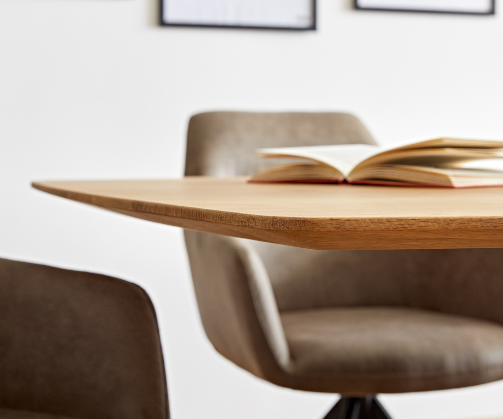 Étkezőasztal Edge hajóformájú 200x100x2,5-3 cm tölgy természetes V-láb laposacél fekete svájci él - Image 4