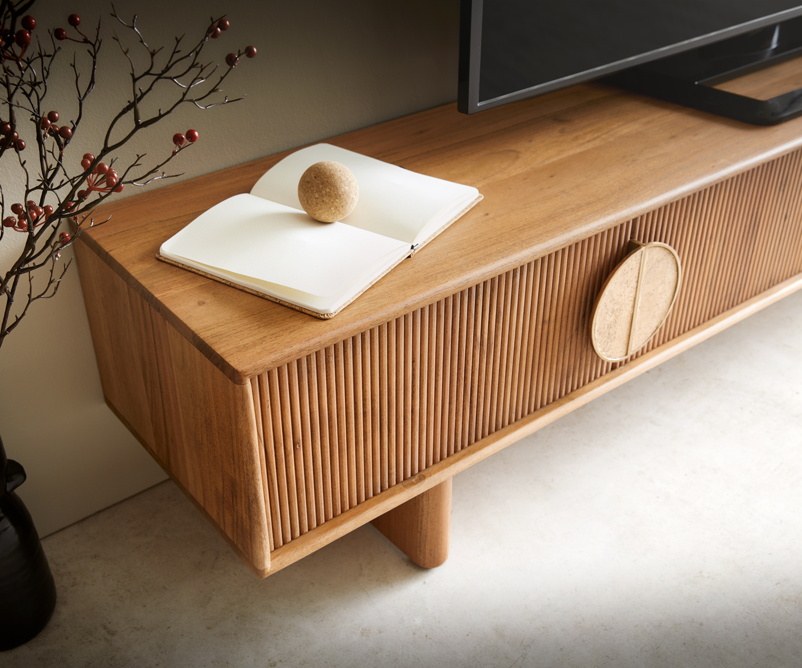 TV szekrény Surimu 200 cm akác világosbarna 4 ajtós parafa fogantyú fa lábak - Image 4