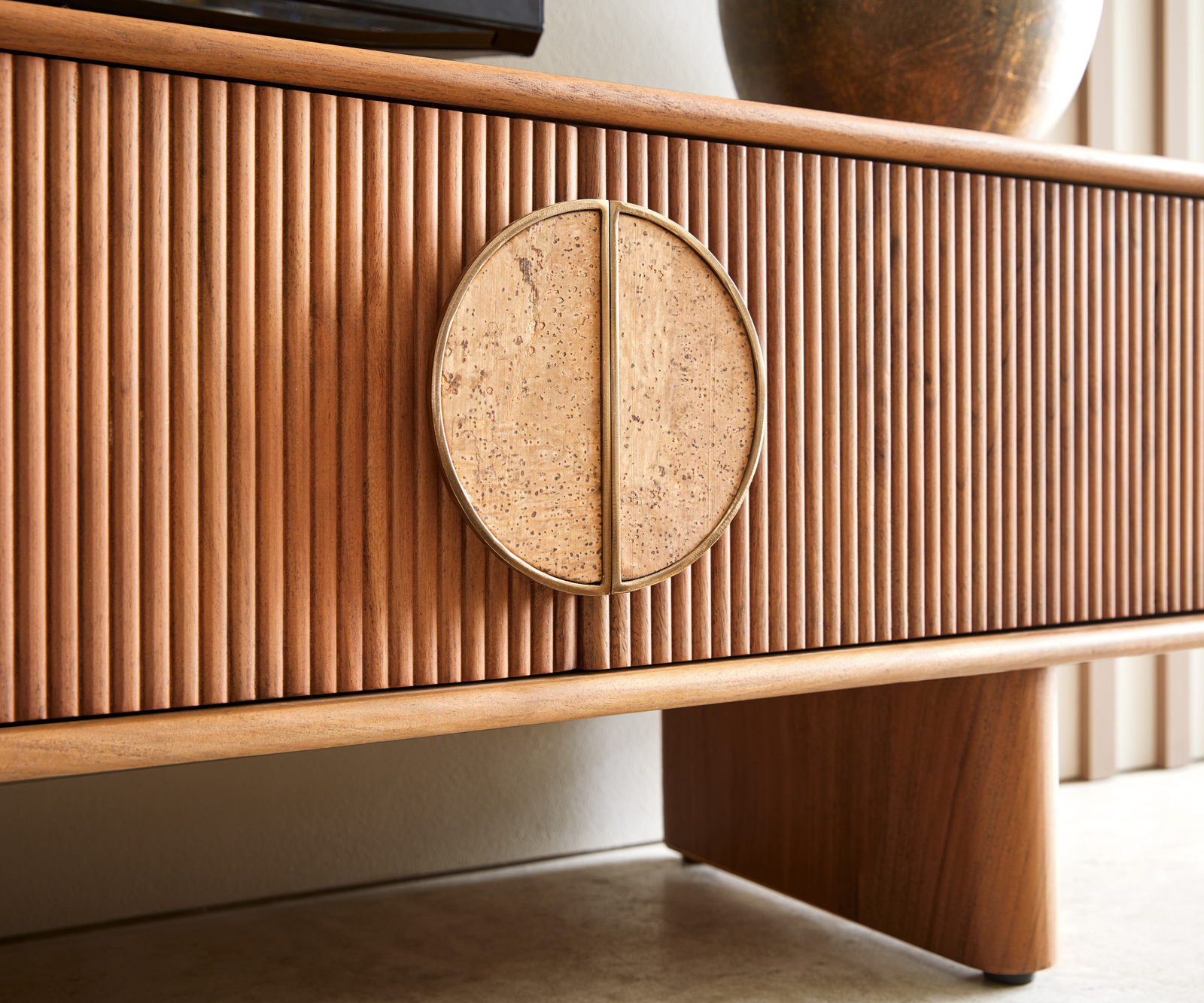 TV szekrény Surimu 200 cm akác világosbarna 4 ajtós parafa fogantyú fa lábak - Image 8