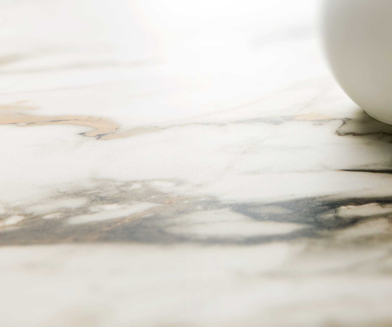 Étkezőasztal Edge 300x100 kerámia Calacatta Luxe fehér arany szürke V alakú láb laposacél fekete - Image 5