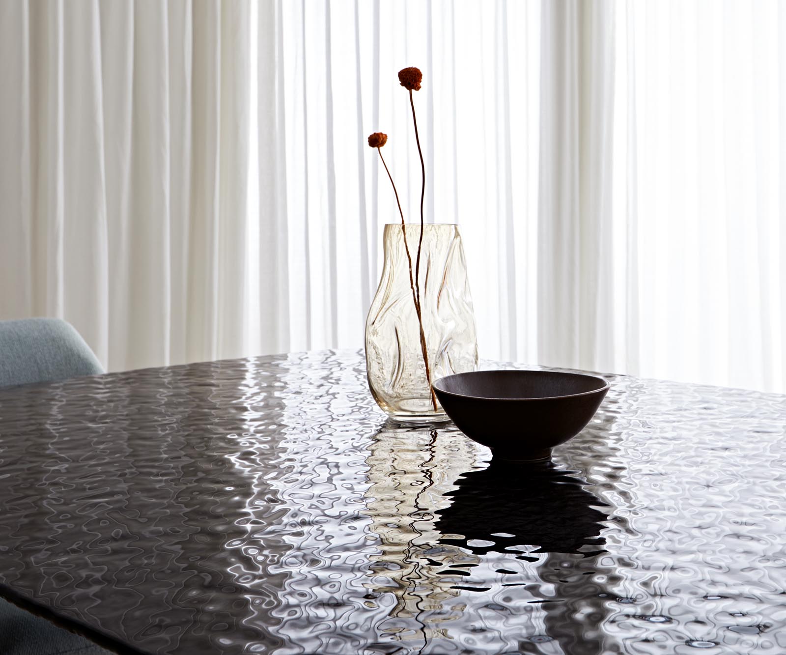 Étkezőasztal Edge hajóforma 240x120 domborított üveg füstfekete 3D design Infinity fém fekete - Image 6