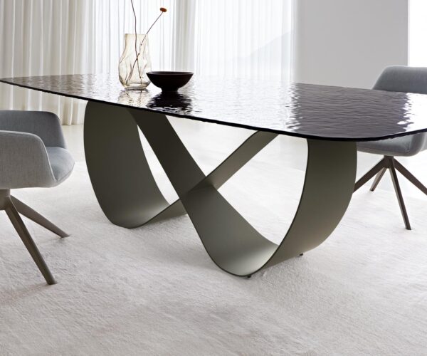 Étkezőasztal Edge hajóformájú 240x120 domborított üveg füstfekete 3D design Infinity fém effekt felület titán - Image 5