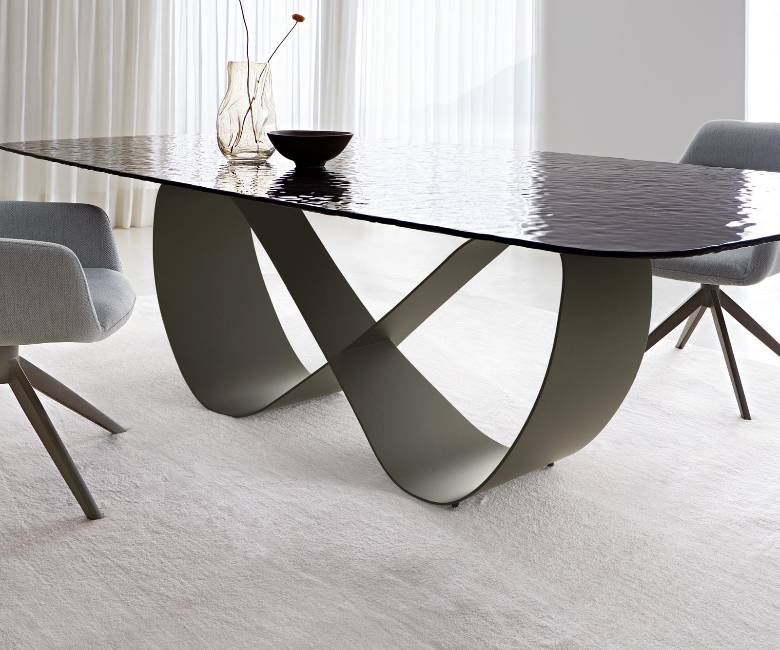 Étkezőasztal Edge hajóformájú 240x120 domborított üveg füstfekete 3D design Infinity fém effekt felület titán - Image 5