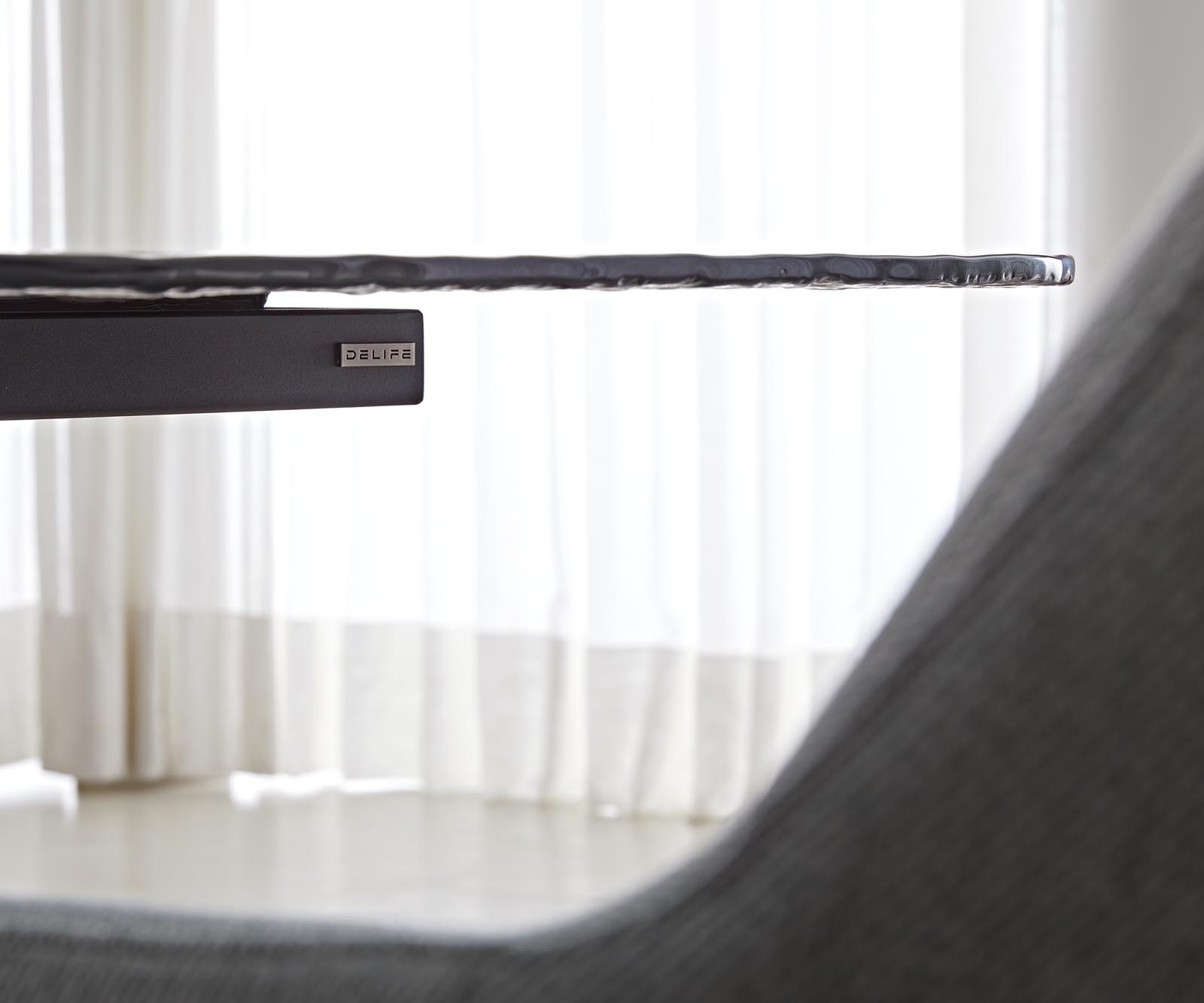 Étkezőasztal Edge hajóformájú 240x120 domborított üveg füstfekete 3D design Infinity fém effekt felület titán - Image 7