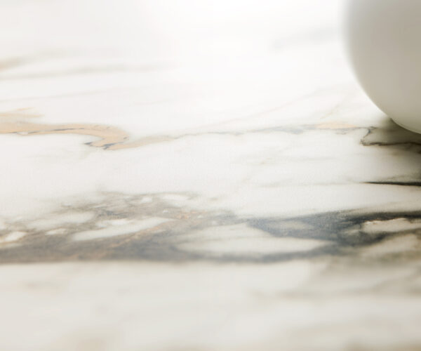 Étkezőasztal Edge hajóformájú 240x120 cm kerámia Calacatta Luxe fehér arany szürke Troa fém effekt felület titán - Image 4