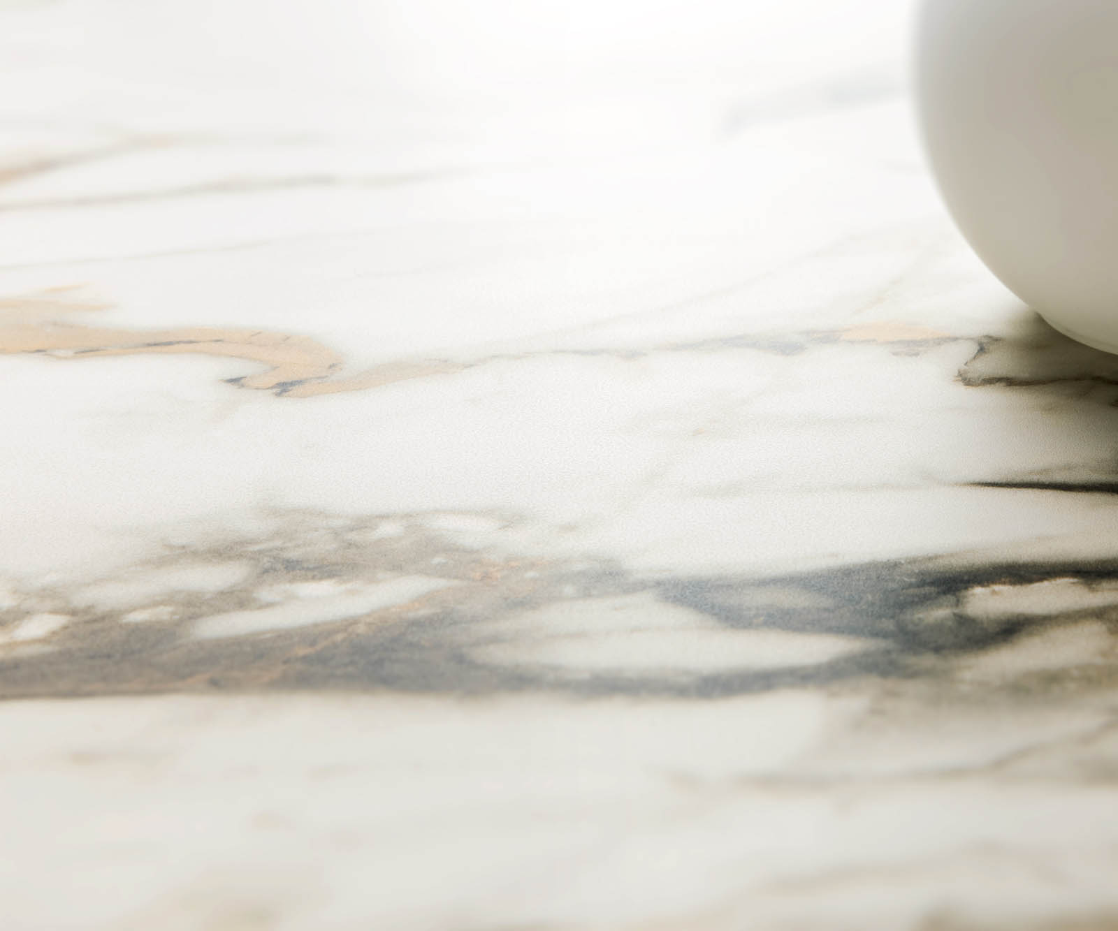 Étkezőasztal Edge hajóformájú 200x100 cm kerámia Calacatta Luxe fehér arany szürke V alakú láb laposacél fekete - Image 4