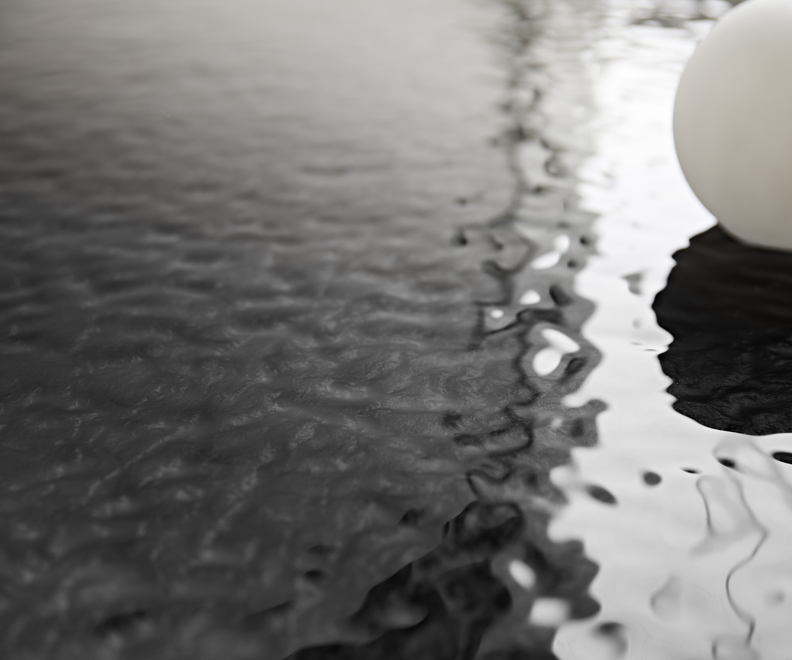 Étkezőasztal Edge hajóformájú 200x100 domborított üveg füstfekete 3D design kereszt láb rozsdamentes acél - Image 6