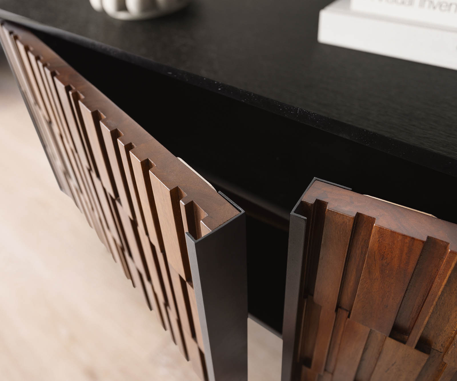 TV stolek Kallam 200 cm sheesham ořech mango černá kov černá 2 dvířka 2 přihrádky - Image 4