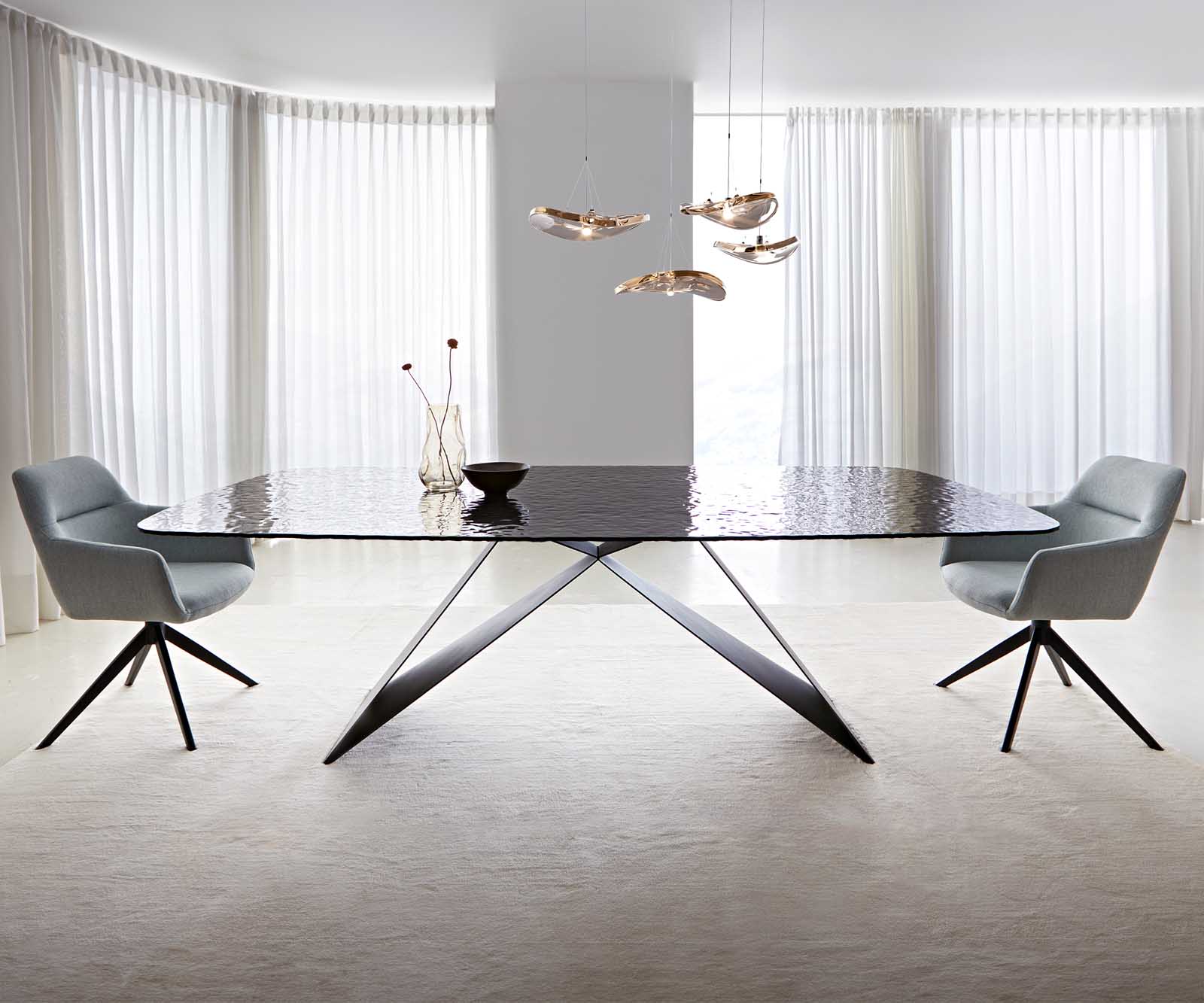 Étkezőasztal Edge hajóformájú 240x120 domborított üveg füstfekete 3D design V alakú láb laposacél fekete