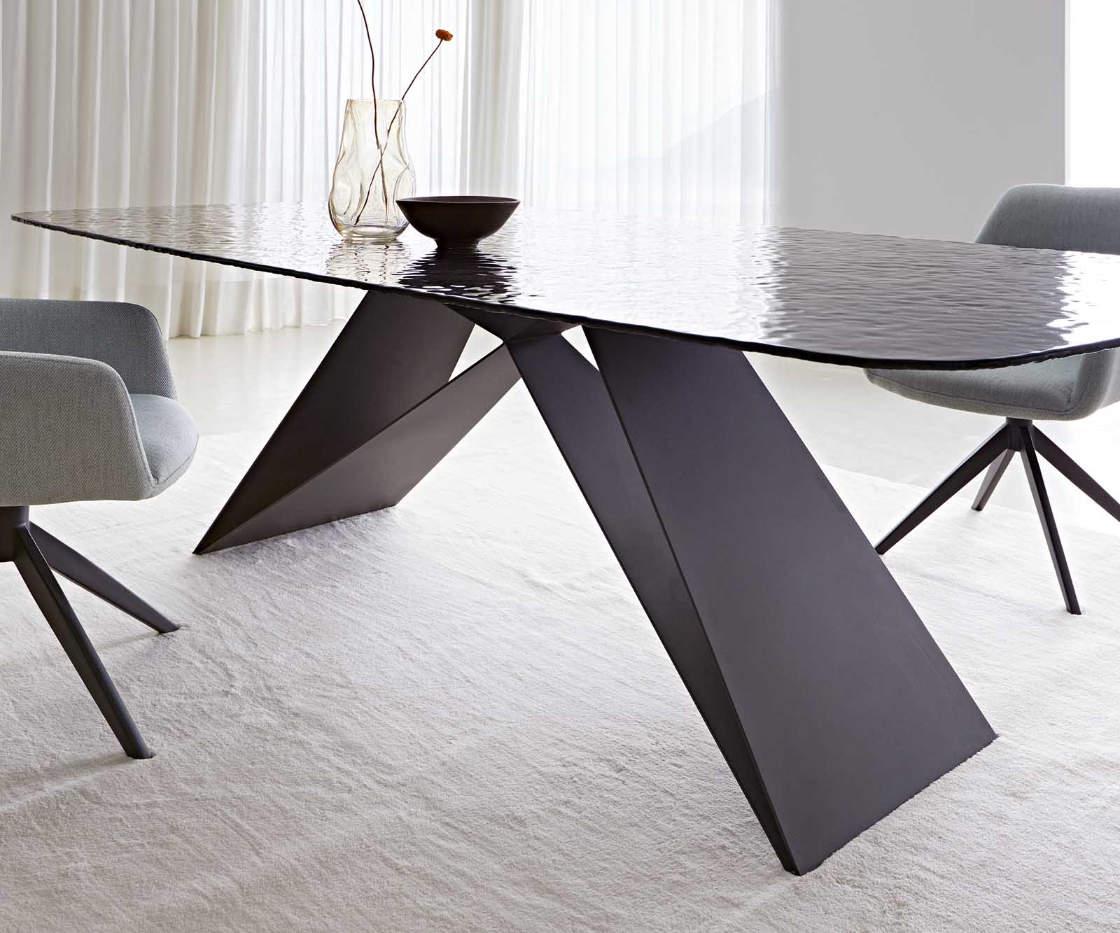 Étkezőasztal Edge hajóformájú 240x120 domborított üveg füstfekete 3D design V alakú láb laposacél fekete - Image 7