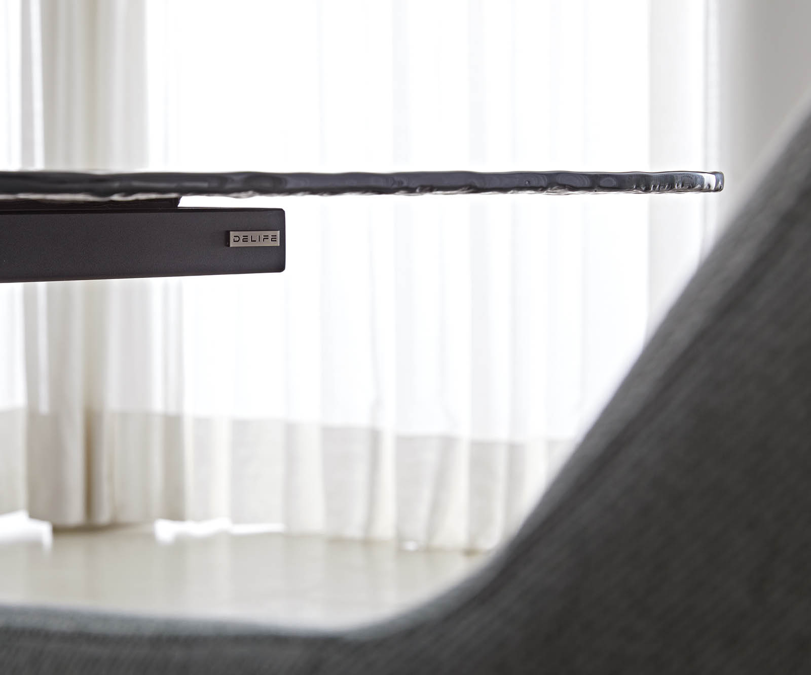 Étkezőasztal Edge hajóformájú 240x120 domborított üveg füstfekete 3D design V alakú láb laposacél fekete - Image 9