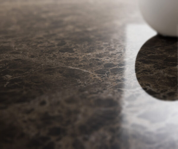 Étkezőasztal Edge hajóformájú 200x100 cm Laminam® Emperador extra fényes sötétbarna kerámia fém titán effekt felület ferde - Image 4