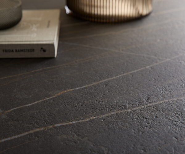 Dohányzóasztal Haru 90x35 cm Laminam® kerámia Noir Desir barna metál ezüst - Image 4
