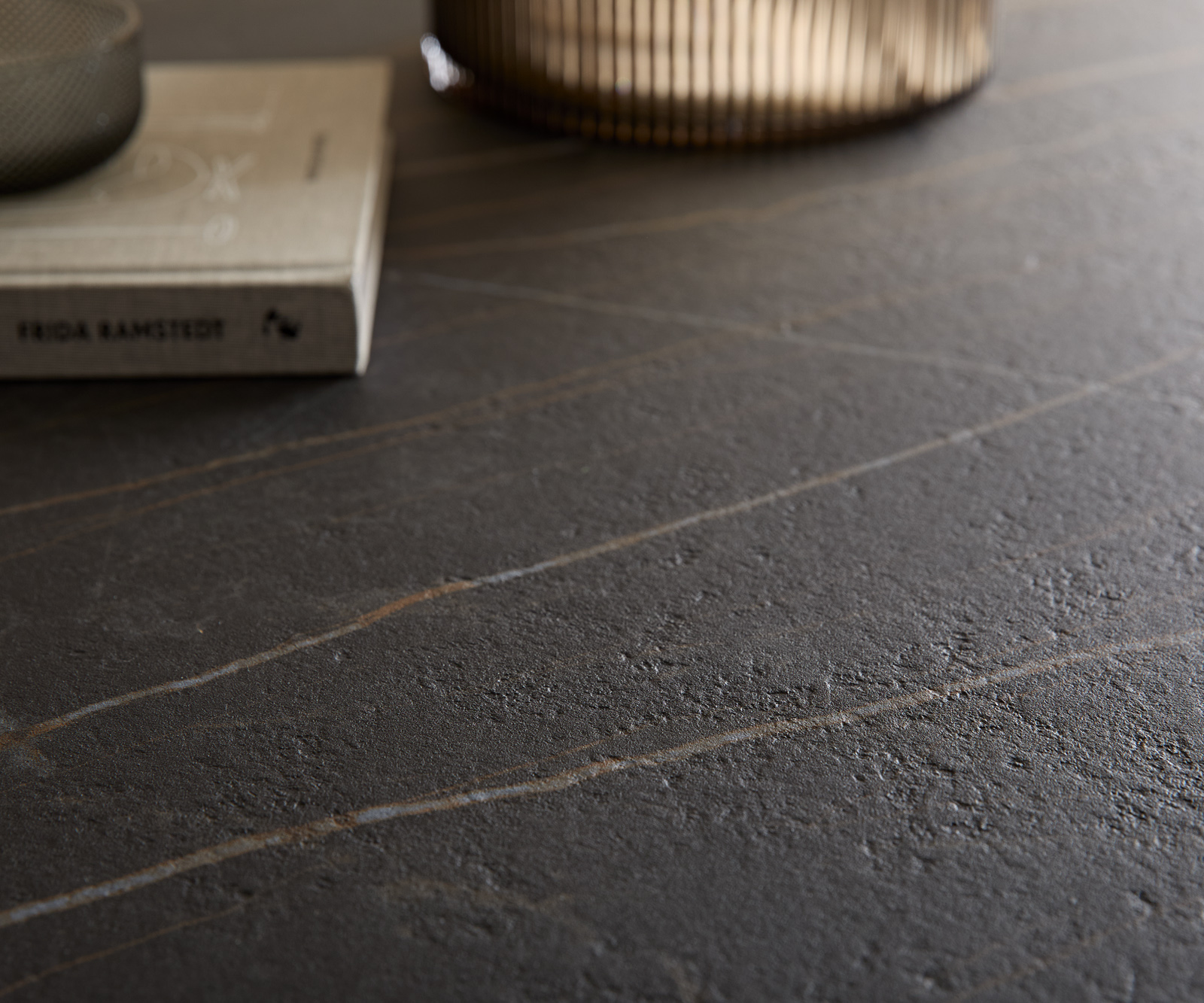 Dohányzóasztal Haru 90x35 cm Laminam® kerámia Noir Desir barna metál ezüst - Image 4