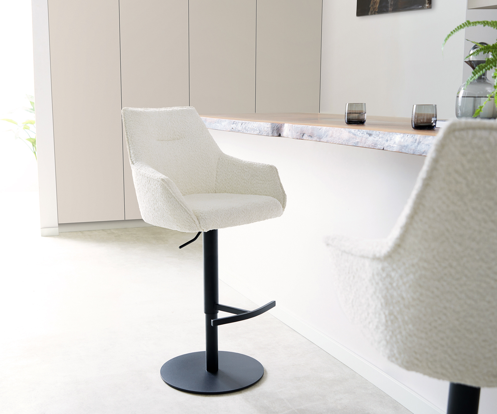 Bárszék Alja-Flex bouclé fehér forgó láb magasságban állítható fém fekete forgatható zsákrugós