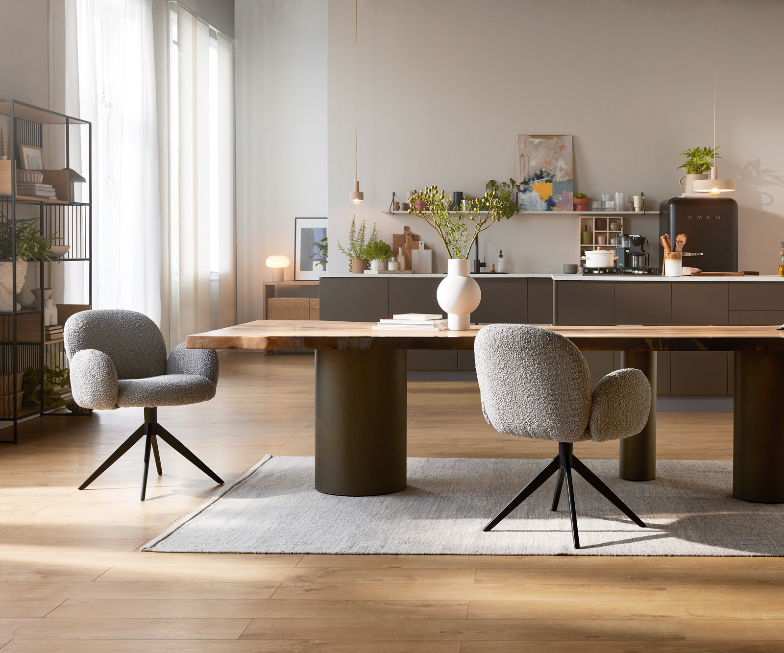 Étkezőszék Nube-Flex karfás bouclé ezüstszürke kereszt láb széles fekete 360° forgatható zsákrugós - Image 4