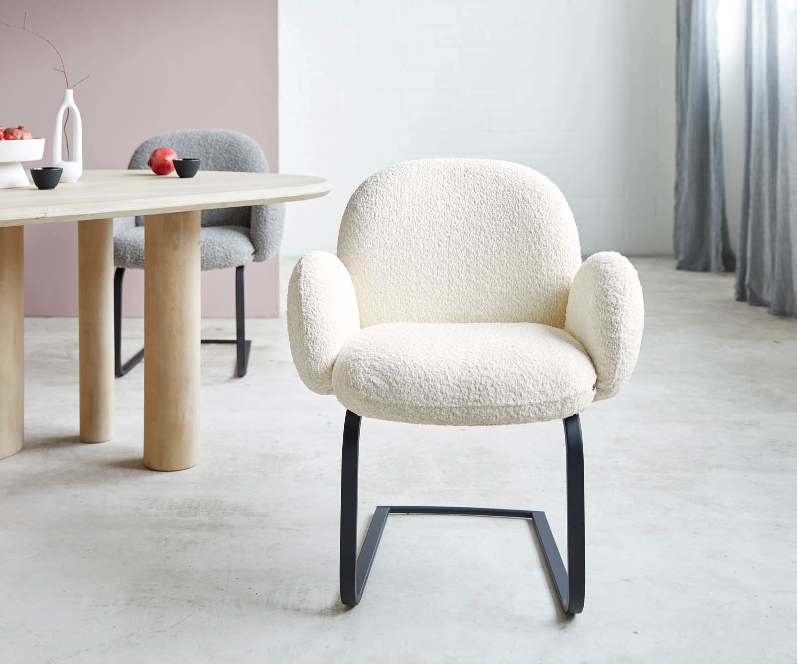 Étkezőszék Nube-Flex karfás bouclé fehér étkezőszék lapos fekete zsákrugós - Image 2