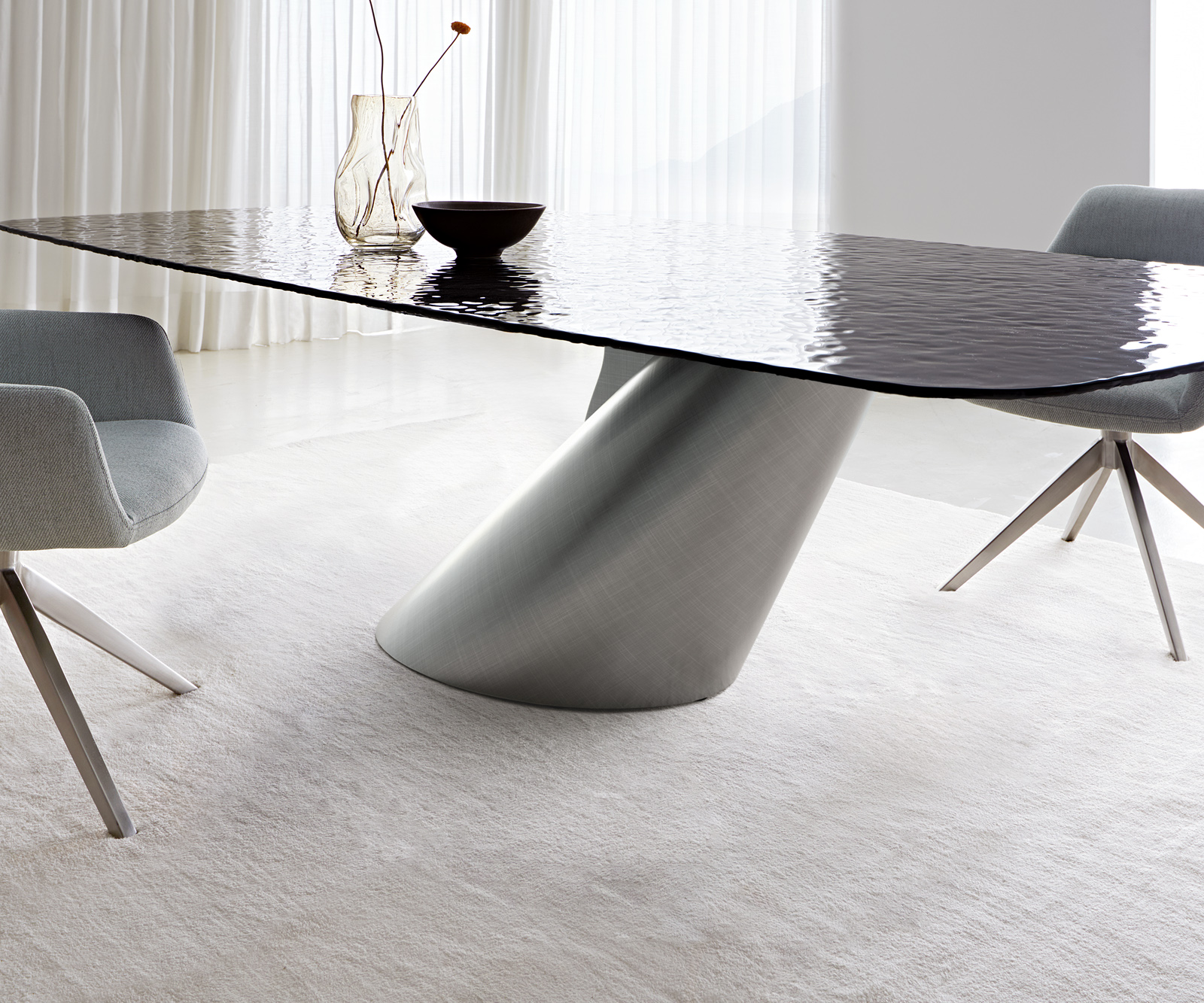 Étkezőasztal Edge hajóforma 240x120 domborított üveg füstfekete 3D design Cono metál ezüst - Image 4