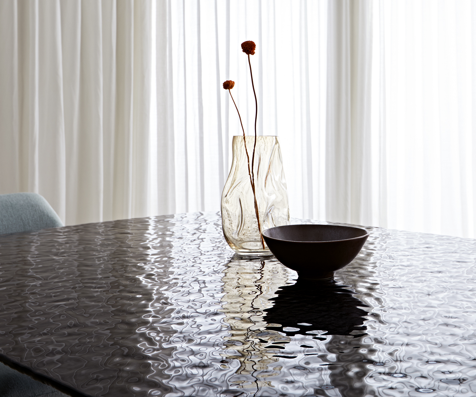 Étkezőasztal Edge hajóforma 240x120 domborított üveg füstfekete 3D design Cono metál ezüst - Image 5