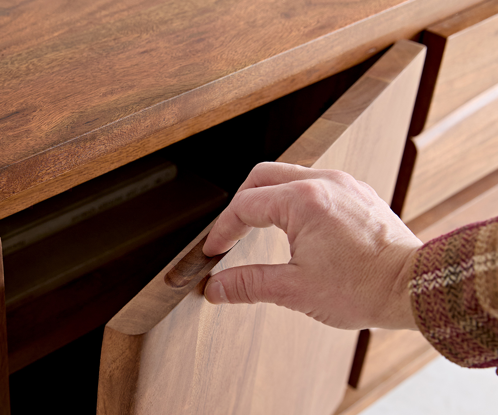 Komód Live-Edge 147 cm akác barna 3 fiók 2 ajtó - Image 5