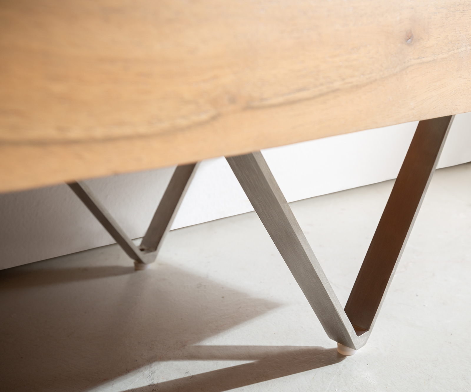 TV szekrény Kayu 200 cm akác természetes 2 ajtós V láb - Image 5