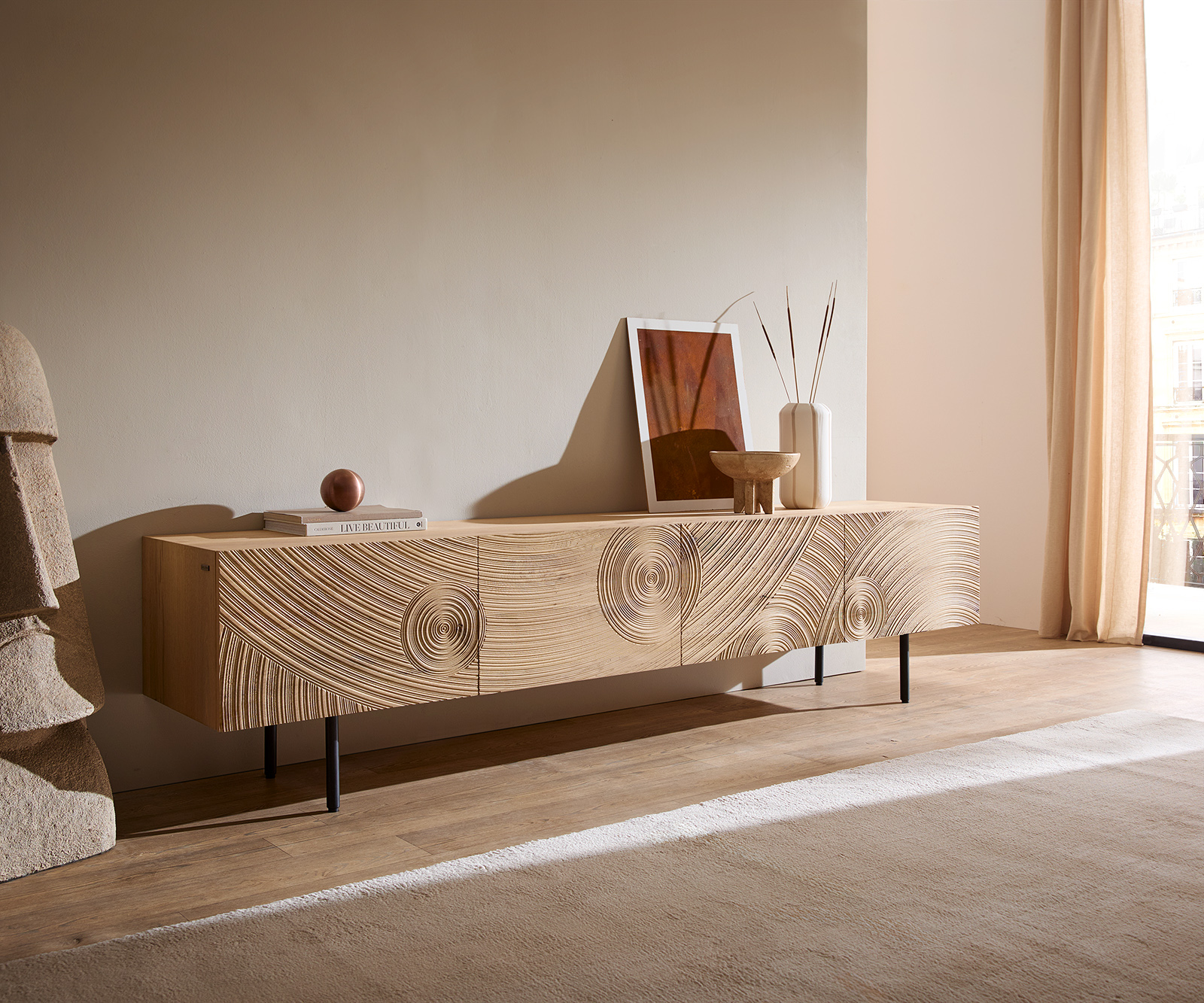 TV szekrény Ashara 220 cm tölgy természetes 3D hatás 4 ajtós kerek fém láb fekete