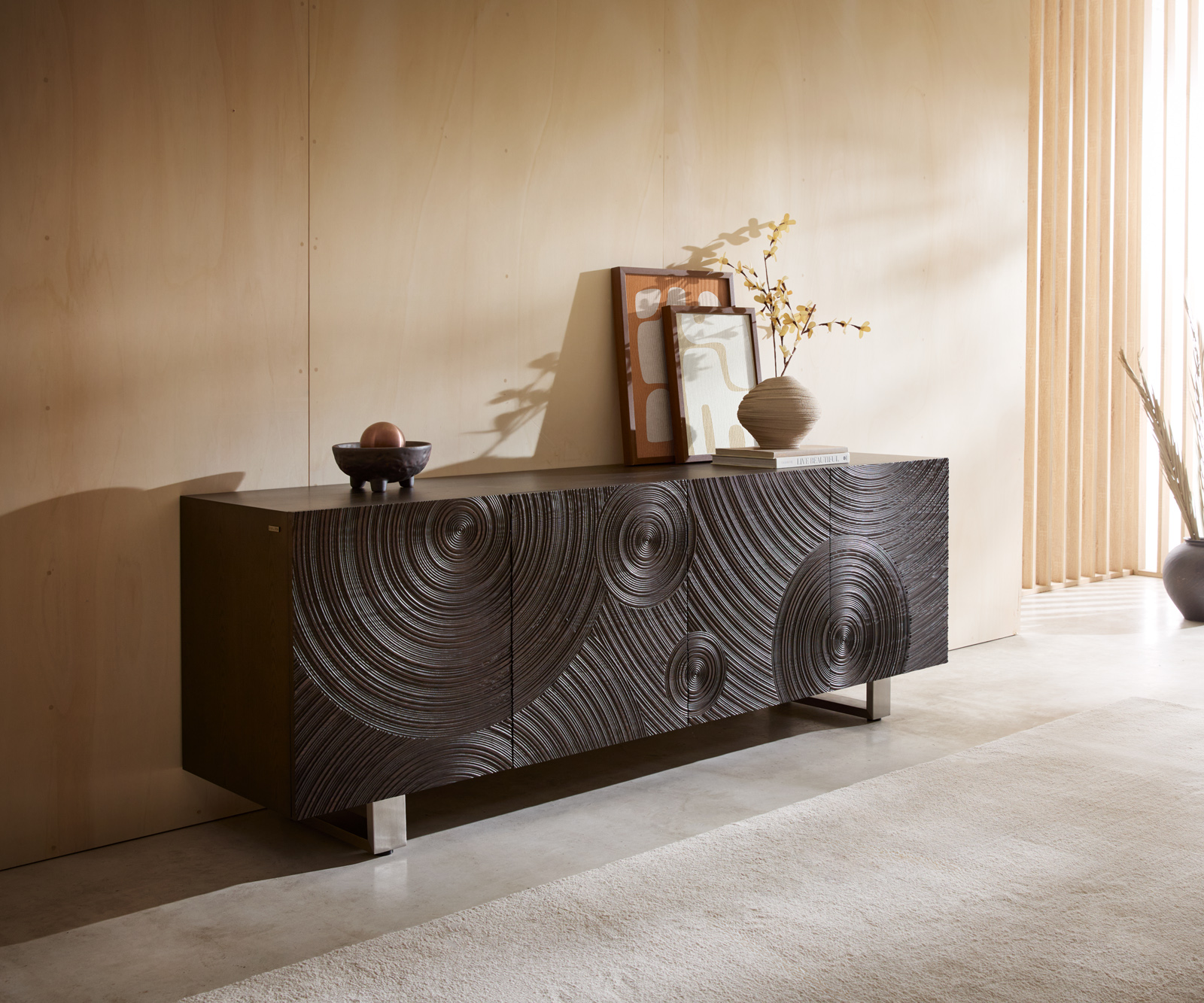 Komód Ashara 200 cm sötétbarna éger 3D hatás 4 ajtós vékony láb rozsdamentes acél szálcsiszolt