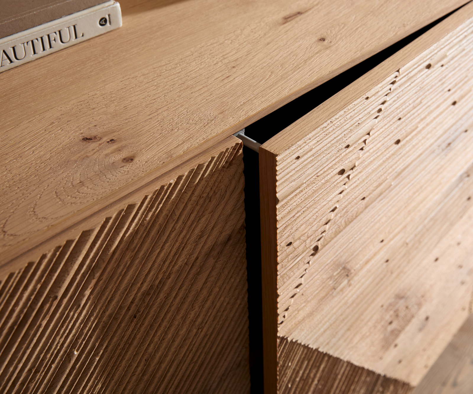 Komód Tereos 200 cm tölgy természetes 3D hatás 4 ajtós vékony láb fém fekete - Image 7