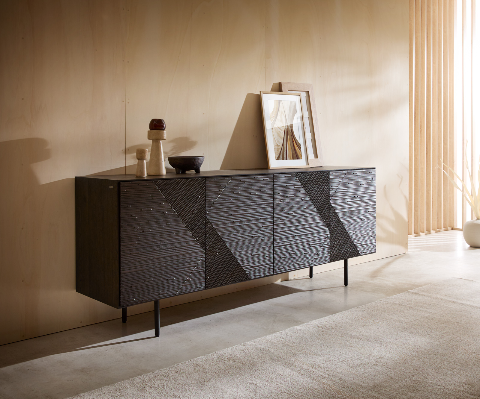 Komód Tereos 200 cm sötétbarna éger 3D hatás 4 ajtós kerek fém láb fekete