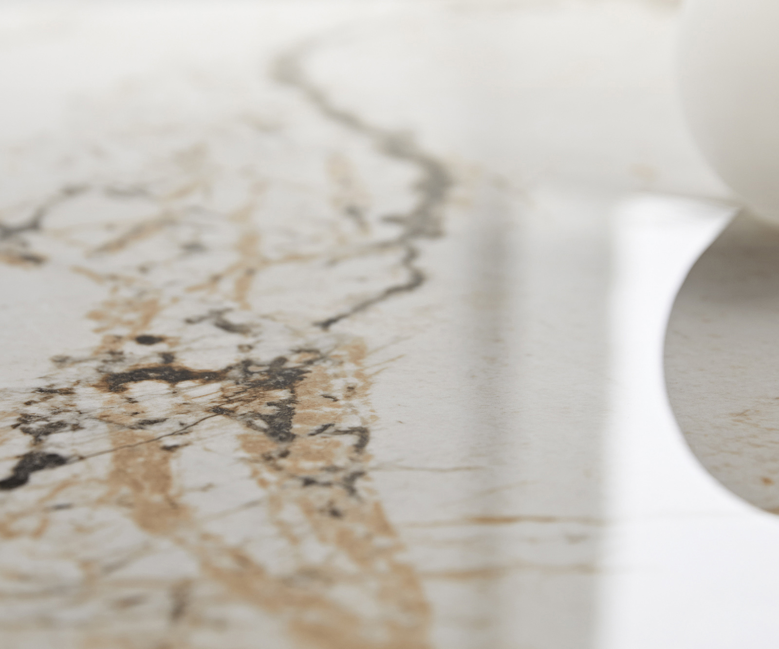 Dohányzóasztal Edge hajóformájú 120x70 cm kerámia Minas Melange Conis metál arany - Image 5