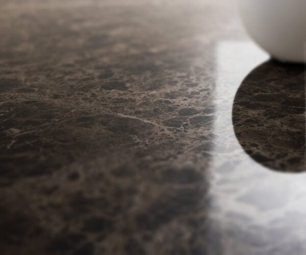 Dohányzóasztal Edge hajóformájú 140x80 cm Laminam® Emperador kerámia extra fényes sötétbarna Vibany rozsdamentes acél szálcsiszolt - Image 5