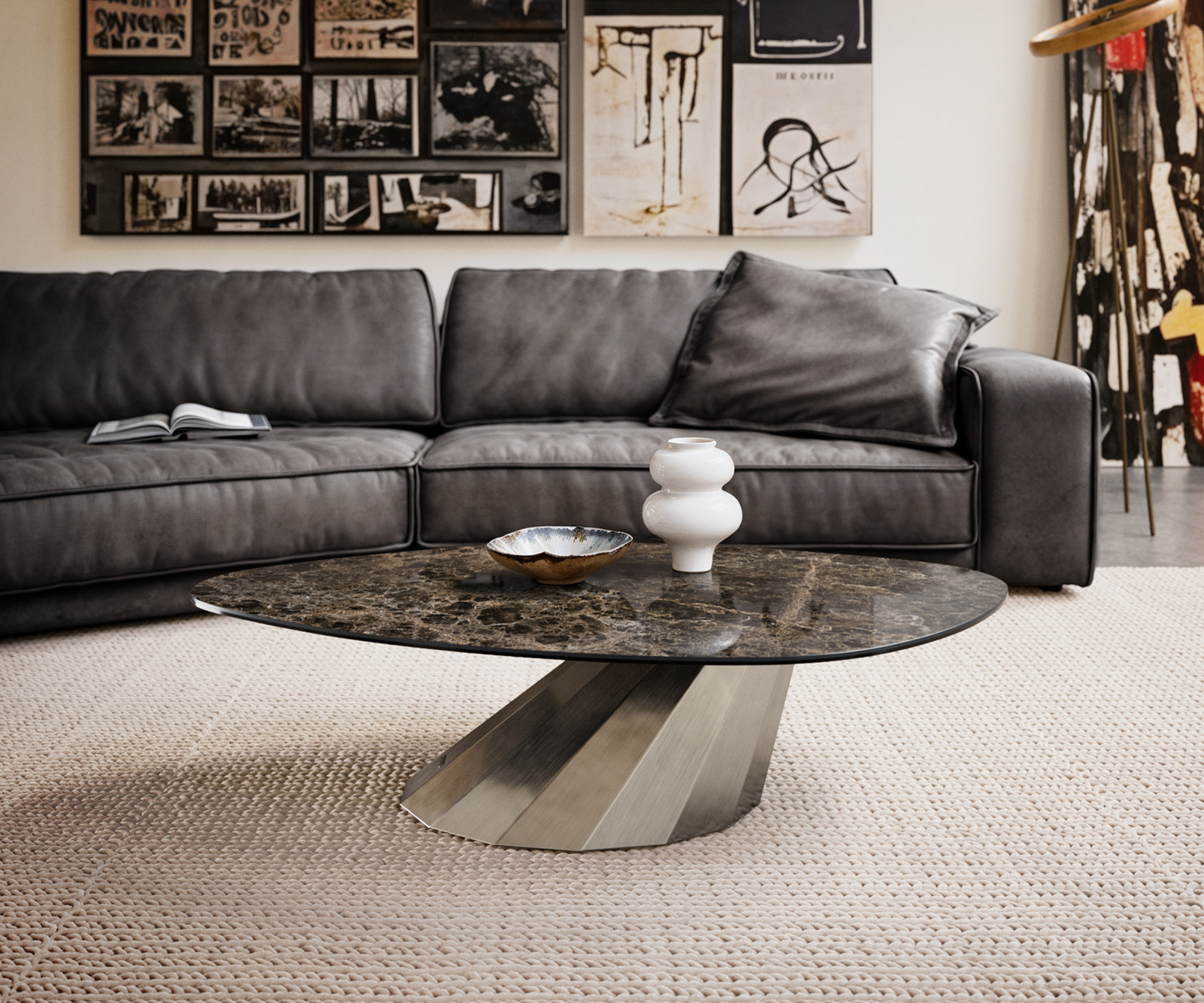 Dohányzóasztal Edge organikus 140x76 cm Laminam® Emperador kerámia extra polírozott sötétbarna Parabi rozsdamentes acél szálcsiszolt