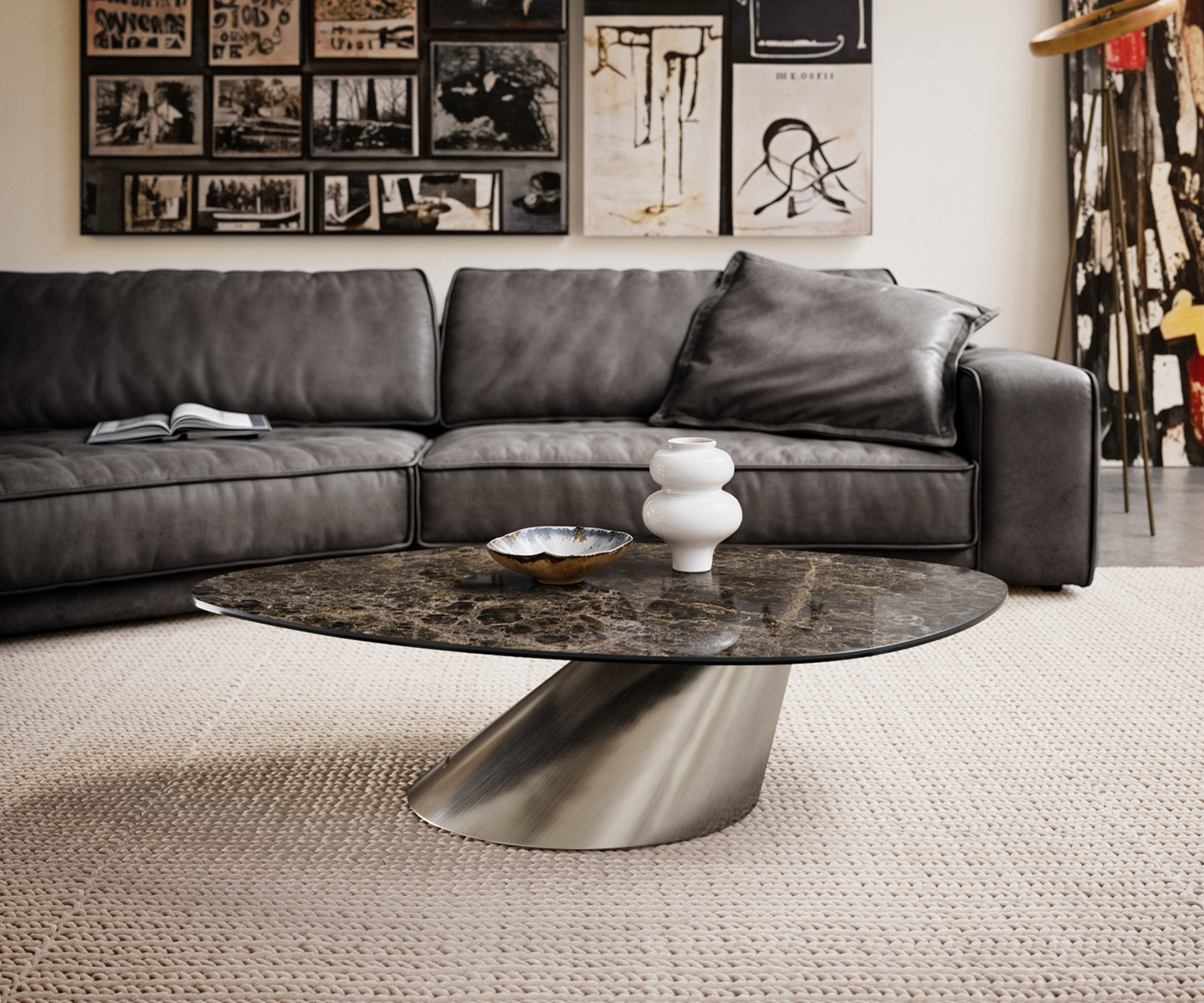 Dohányzóasztal Edge organikus 140x76 cm Laminam® Emperador kerámia extra polírozott sötétbarna Conis rozsdamentes acél szálcsiszolt
