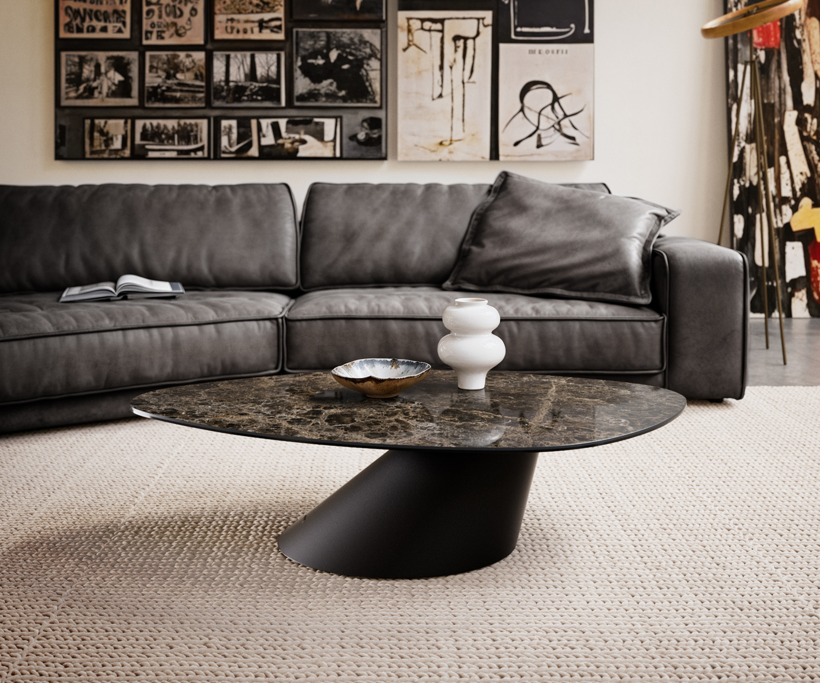Dohányzóasztal Edge organikus 140x76 cm Laminam® Emperador extra polírozott kerámia sötétbarna Conis fém fekete