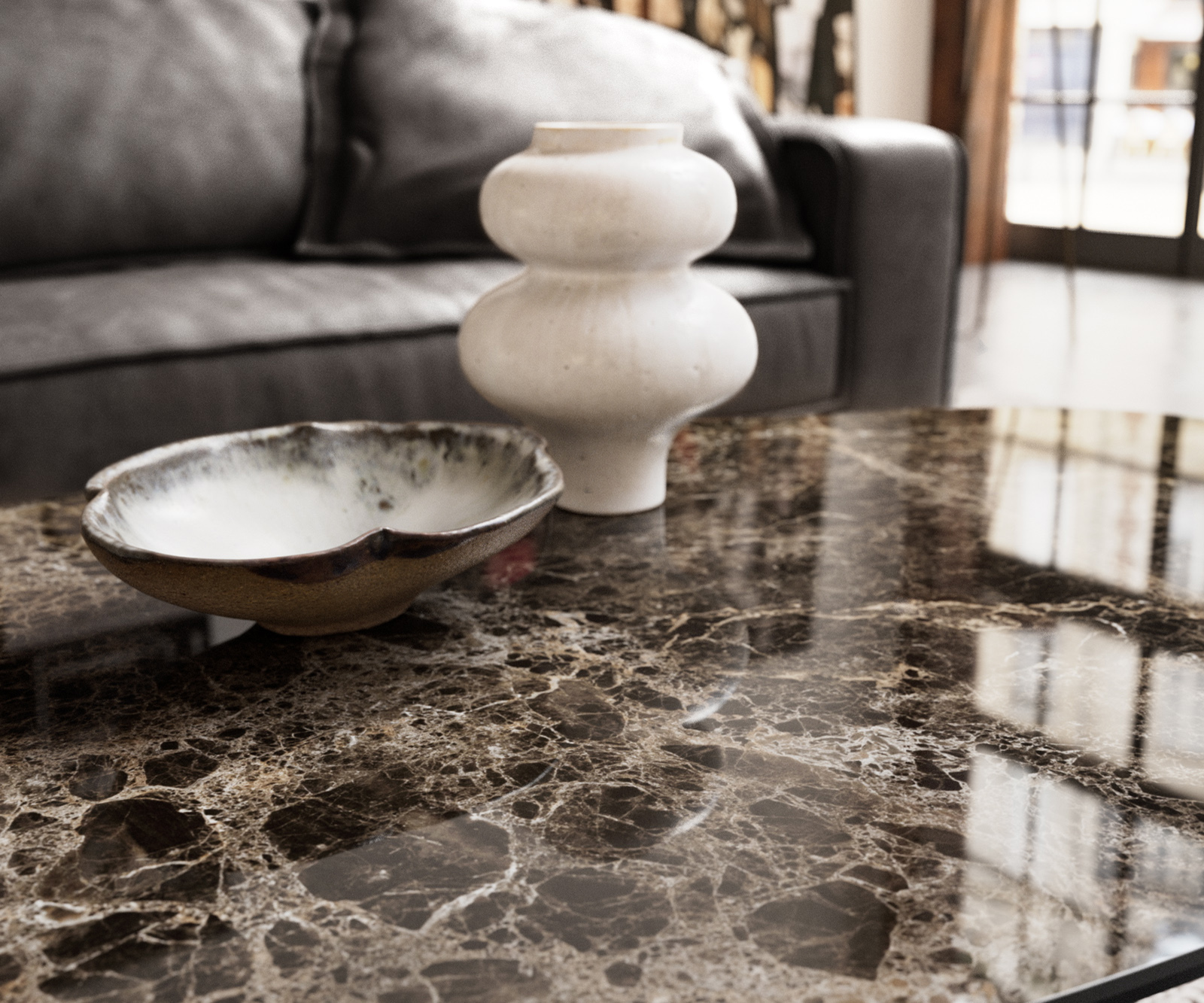 Dohányzóasztal Edge organikus 140x76 cm Laminam® Emperador kerámia extra polírozott sötétbarna Vibany rozsdamentes acél szálcsiszolt - Image 6