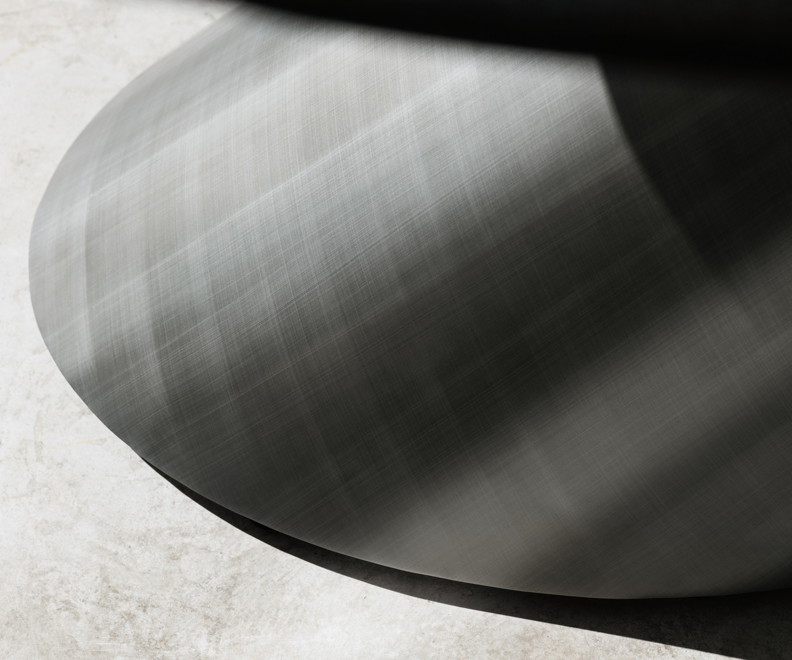 Dohányzóasztal Edge hajóformájú 120x70 cm Laminam® kerámia Noir Desir barna Conis metál ezüst - Image 7