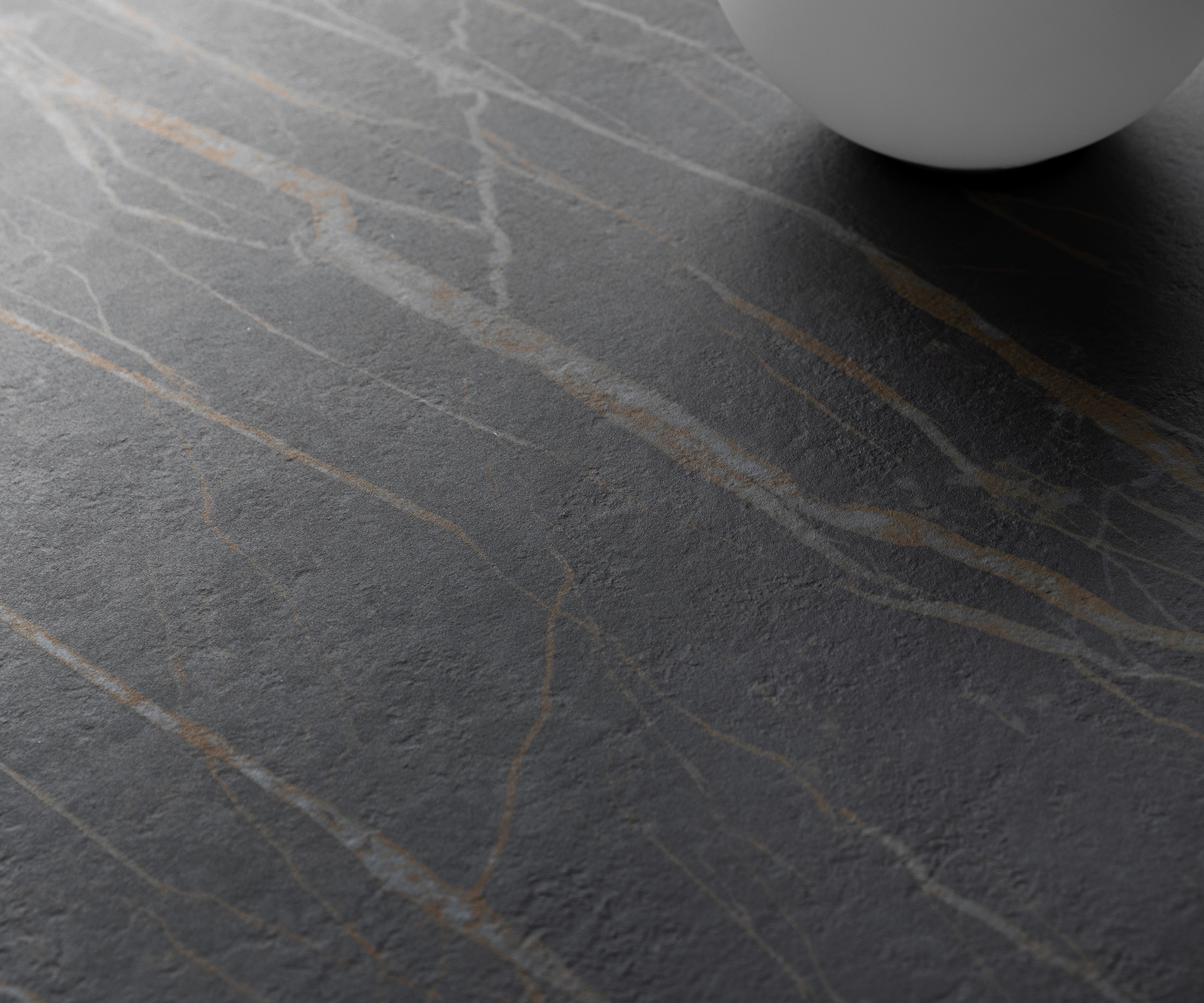 Dohányzóasztal Edge hajóformájú 120x70 cm Laminam® kerámia Noir Desir barna Vibany fém titán színű effekt finish - Image 5