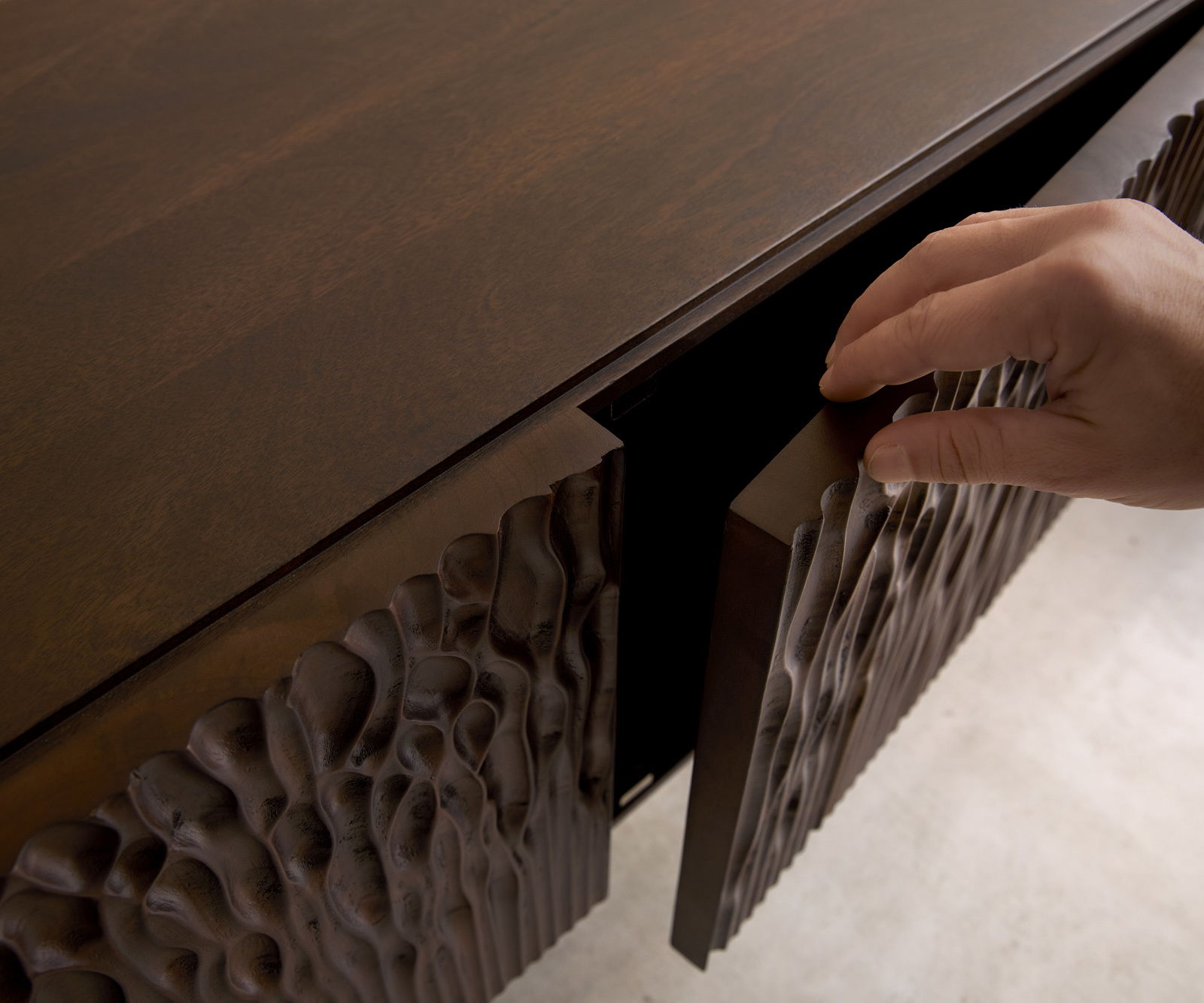 TV szekrény Follia 200 cm mango barna 4 ajtós L-láb fém fekete - Image 4