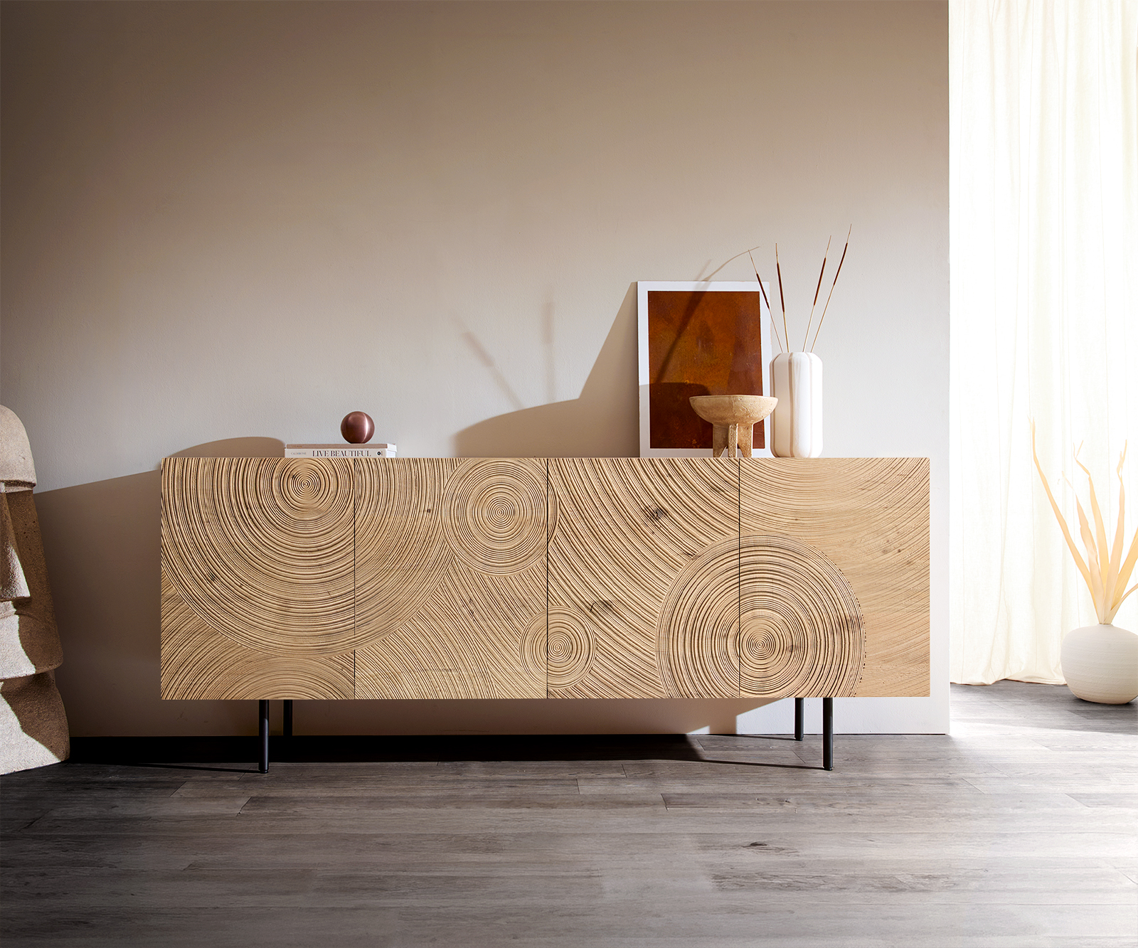 Komód Ashara 200 cm tölgy természetes 3D hatás 4 ajtós kerek fém láb fekete